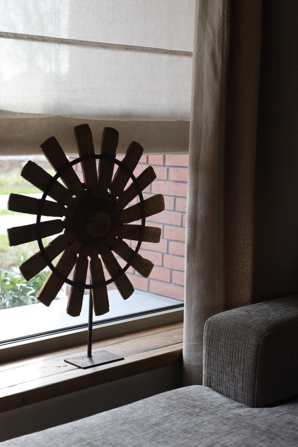 Oud karrenwiel op metalen statief